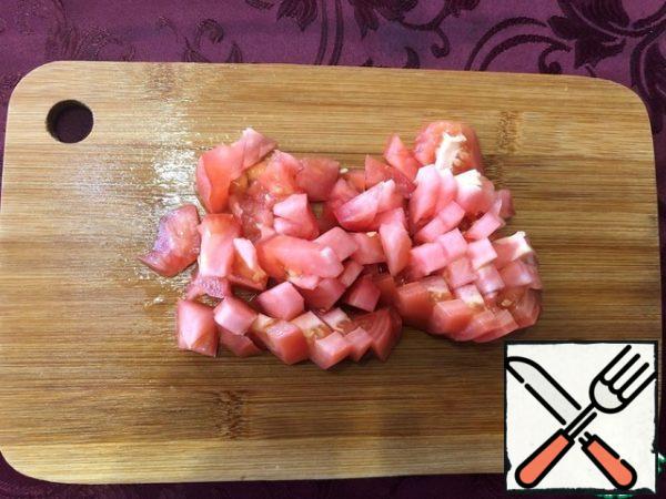 Wash the peppers, peel the seeds and cut in half. Send them to cook for 10 minutes. until half cooked. Rice is also boiled until half cooked. Cut the onions and tomatoes. Part of the cheese grate and add the garlic.