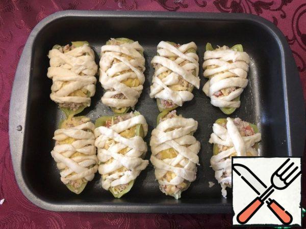 Assemble the dish. In the pepper add the stuffing of minced meat, sprinkle with cheese and wrap in the dough imitating bandages. Ready to peppers are posing in the oven, preheated until 180 gr. 30 min.