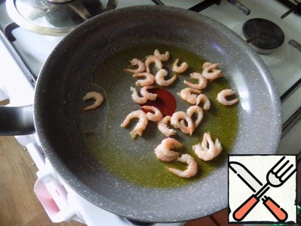 Put on the fire pan, pour a little. I use olive oil and heat it. Spread the shrimp.