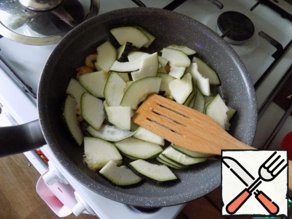Spread the zucchini, pour them with lemon juice or as in the original-lime juice. Stir and fry to keep them crisp, just a little, 3-5 minutes.