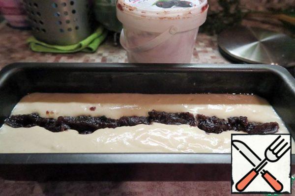 Pour the dough into the mold. Spread jam on top.
We put it in a preheated oven. Bake for 45 minutes at 180 °C.
The finished cake can be decorated with icing and decorative sprinkling.