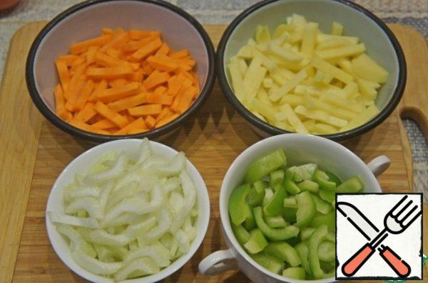 Sweet pepper, potatoes and carrots, cut into approximately the same medium pieces. Thinly slice the celery.