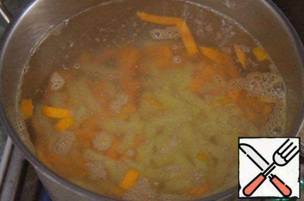 Put the potatoes and carrots in a saucepan, pour 2 liters of drinking water, bring to a boil, cook for 10 minutes.
