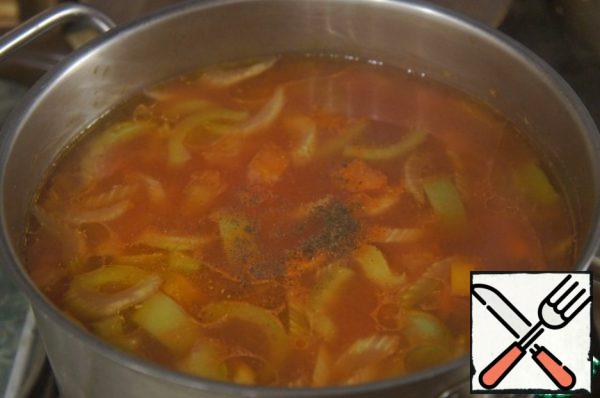 Add spaghetti, tomato puree, 2-3 tbsp olive oil, hot and black pepper, salt to the soup. Cook until the paste is tender, about 8 minutes.