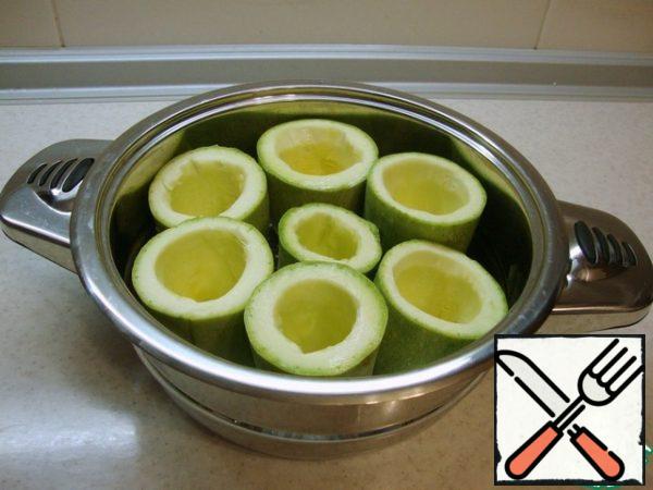 Zucchini wash, cut every roughly on 3-4 parts of. Remove the middle of the squash. It should be in the shape of a barrel.
