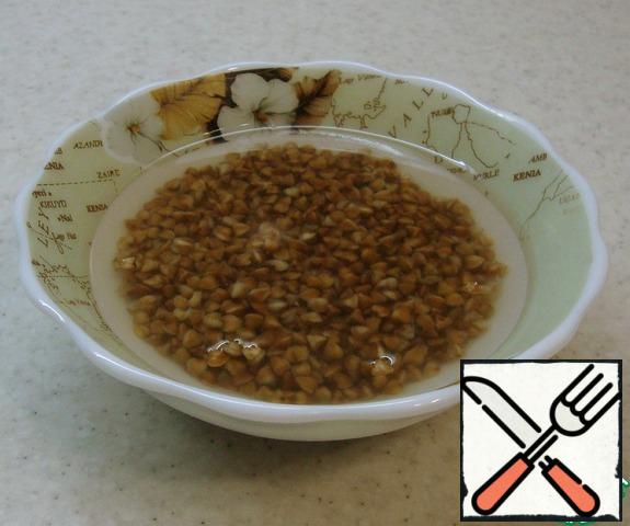 Wash buckwheat and pour boiling water for 10 minutes.