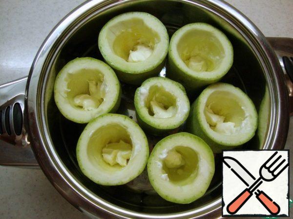 Put the zucchini in a steamer and spread a teaspoon of sour cream (or yogurt) on each piece. At this time I got 20% sour cream.
