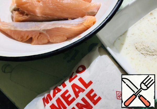 Products. I'll show you a dish of fish and matzo. Fill the halu or white bread with milk so that they swell and stand aside for a while.
