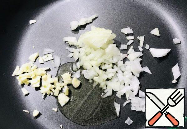 Fry the onion in vegetable oil until transparent.
