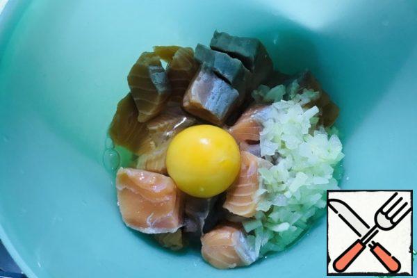 In a deep bowl, cut the fish into pieces, add the fried onion, one egg, matzo with milk (or bread with milk).
