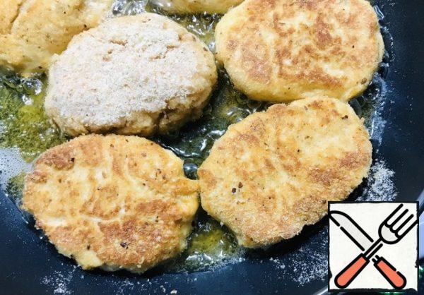 Form cutlets, roll in breadcrumbs, put in a frying pan with vegetable oil for frying.
