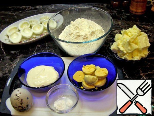 We will prepare all the necessary products. Note that the sour cream should be measured without slides, otherwise the dough will spread in the oven.
A nice bonus: the remaining halves of proteins can be stuffed.