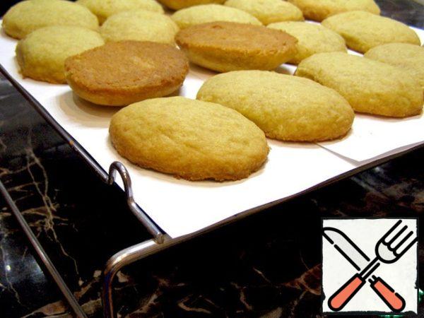 Hot cookies are very fragile, so immediately from the pan it is not removed, and give a little cool, and then spread on the grid.