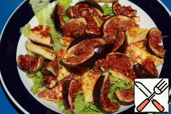 Serving. On a bed of torn lettuce to put the halloumi and figs. Pour the wine vinegar strained through a sieve from the pan, drizzle with olive oil and serve immediately until the cheese and figs have cooled.