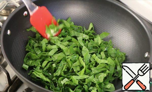 Meanwhile, I'll prepare the filling.
Spinach is greatly crushed during stewing. If you like it, feel free to add more.
Simmer on a small piece of butter (from the total amount) for only 2-3 minutes. You just need to evaporate all the liquid.
And don't forget to add salt and pepper to taste.
