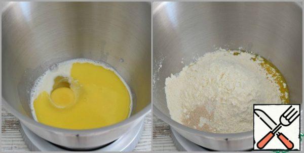 In warm milk drive egg (C0), pour melted (NOT hotter!) butter (35 grams). Sift flour, mix with sugar, vanilla sugar, salt and yeast.