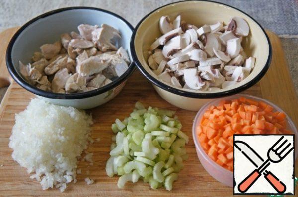 Meat is divided into pieces.
Mushrooms and petiolate celery cut into slices.
Carrots and celery root cut into small cubes.
Onions to chop.
