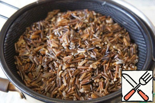 Rice is poured into 1 liter of boiling water and cooked until cooked (about 45 minutes). Drain the water, if there is any left, and set aside.
