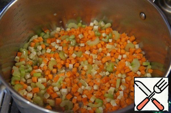 In a saucepan, heat the oil, lightly fry the chopped onions, celery and carrots.