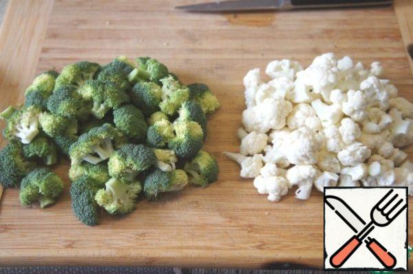 Divide the broccoli and cauliflower into small inflorescences.
