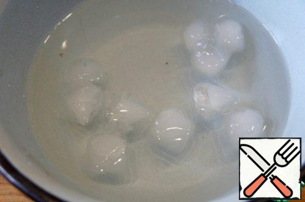 To preserve the bright green color of broccoli, you need to perform some operations. Prepare very cold water. It is advisable to add ice to it.
