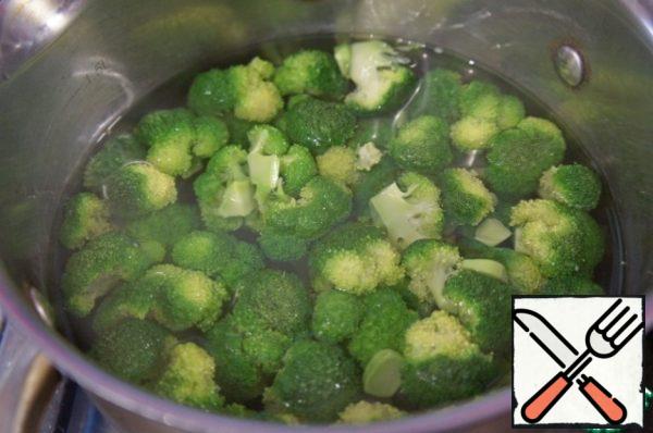 Pour the broccoli into boiling water, bring to a boil and toss in a colander.