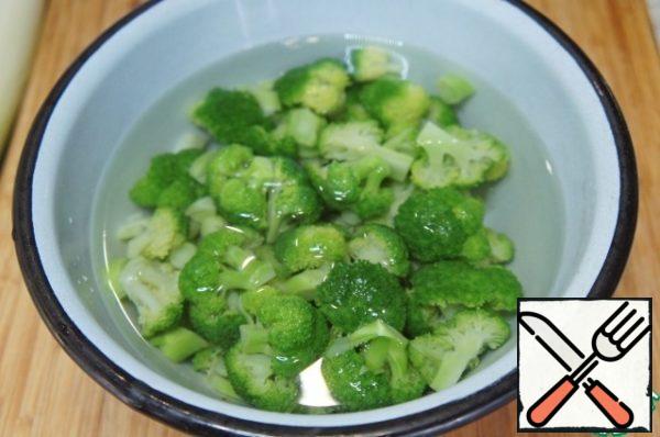 Pour the broccoli into boiling water, bring to a boil and toss in a colander.