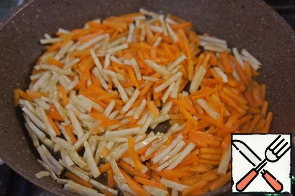 Carrots and celery chop into strips and spasserovat until soft.