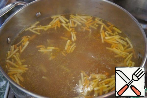 In the boiling broth, pour the potatoes, bring to a boil. Add the sauté, boil after boiling over low heat for 10 minutes.