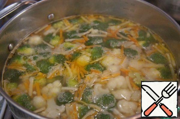 Add broccoli. Cook for another 10-15 minutes. Bay leaf should not be put in this soup, so as not to interrupt the delicate taste of cabbage.
