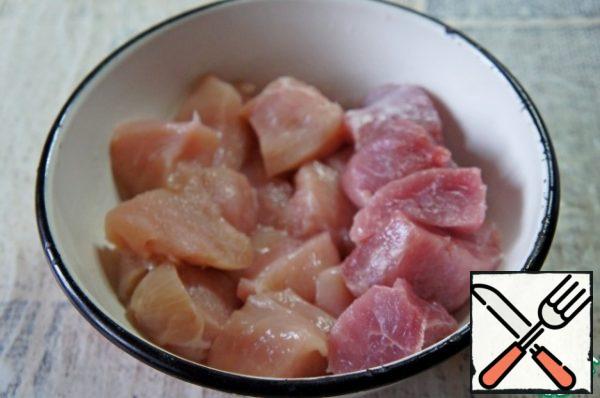 Cut the chicken and pork into small portions. Salt the meat. Cut the sausages crosswise into 1.5-2 cm pieces.
My husband and I were forbidden to eat smoked meat, the boy excluded sausages.