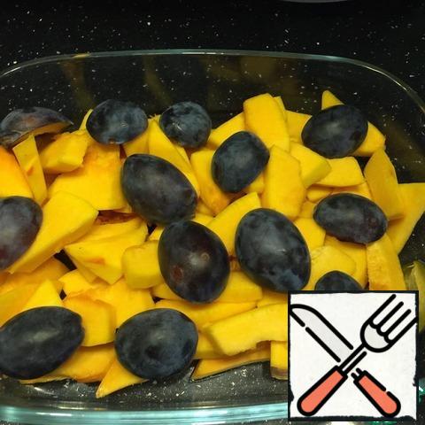 Take a fresh pumpkin, peel and cut into small pieces are not large, placed in a baking dish, spread on top of the plum halves pitted. Form of I have size 22*15, a small, such number of ingredients filled its until top. Keep this in mind, as the filling may begin to boil away