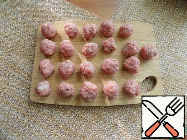 I got a ready-made ground beef. Onions were chopped very finely into it, salted and peppered, an egg was broken and everything was thoroughly mixed. Shape the meatballs.
