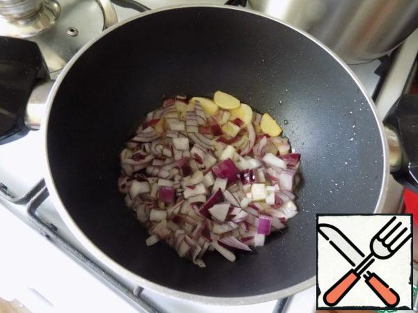 Spread the finely chopped onion. Fry just a little, until soft.