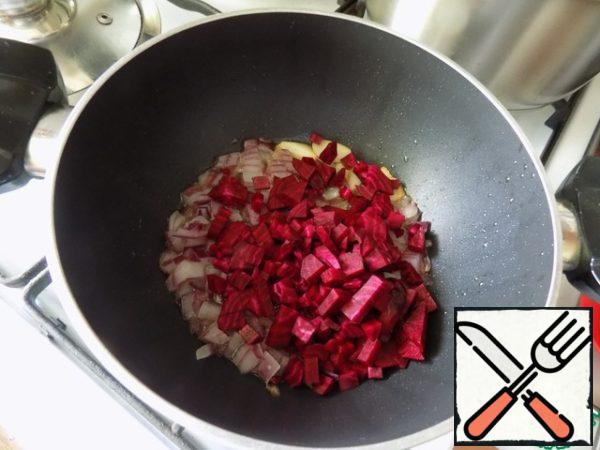 Spread the beets, finely chopped. it can be grated on a grater. Mix everything and simmer the beets for 15 minutes, until tender. You can pour a couple of spoonfuls of broth from the pan where rice and potatoes were cooked.
