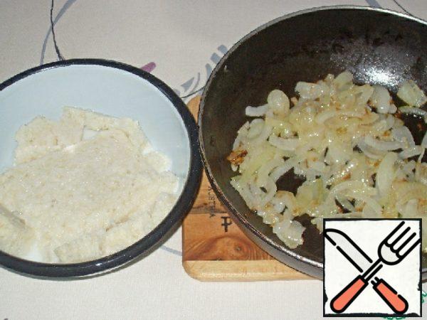 Have bread cut peel and to soak in milk. Chop the onion coarsely and fry until Golden brown.