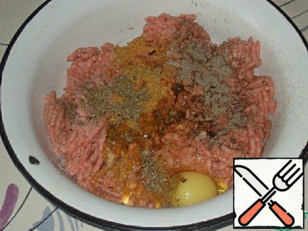 In the minced meat add lightly pressed bread and onions, all together pass through a meat grinder. Add salt, pepper, seasoning to taste, egg and mix well. Then repel the minced meat and remove to the cold.
