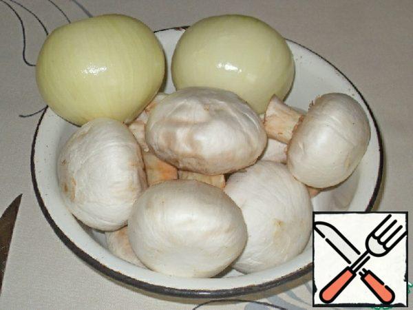 Peel the onion and mushrooms for the filling.
