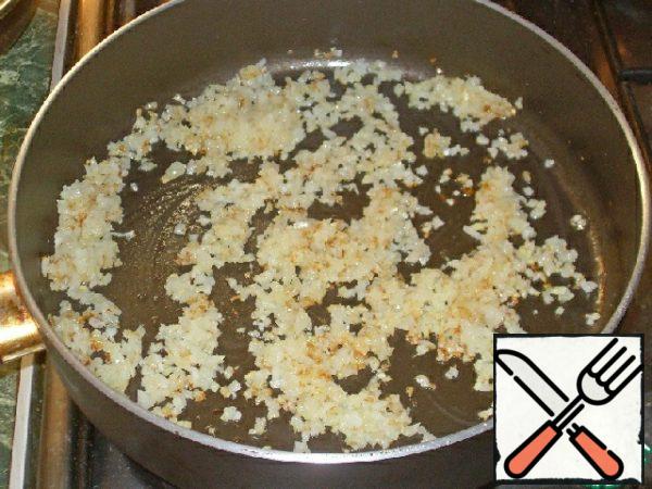 Fry the onion in vegetable oil until golden brown,
