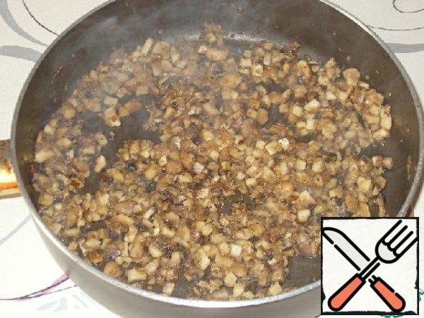 add the mushrooms, season with salt and pepper and fry until the liquid evaporates.
