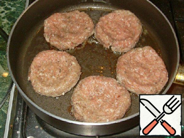 Flatten hand, giving a round shape, and make the recesses on top. Lightly fry the meatballs from the bottom.