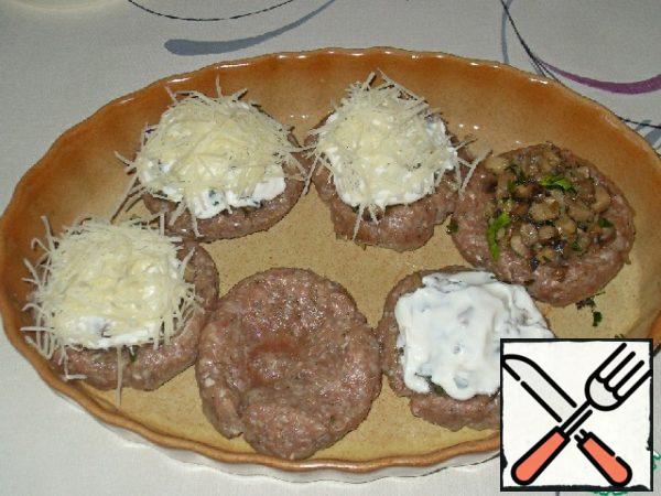 Fried meatballs put in a baking dish. In deepening put the stuffing, brush with mayonnaise or sour cream, sprinkle with cheese and place in hot oven.