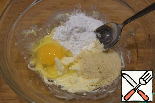 Add the egg (repeat, it should be small), powdered sugar and almond flour, mix.
