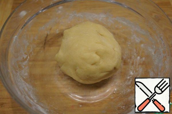 Knead the dough, form a ball and send for 2 hours in the refrigerator.