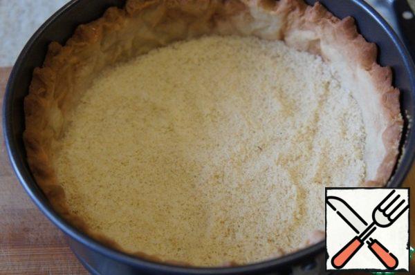 At the bottom of the baked base pour almond flour and smooth.