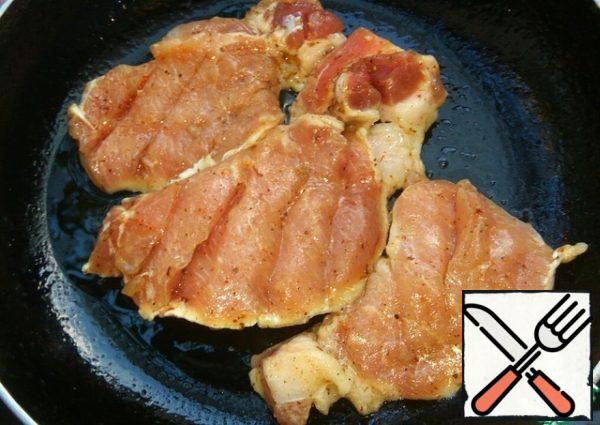 In the pan pour a little oil, spread the meat without garlic and onions. Fry for 5 minutes on one side.