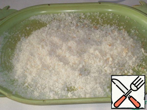On a flat dish, pour a fairly thick layer of breadcrumbs.
