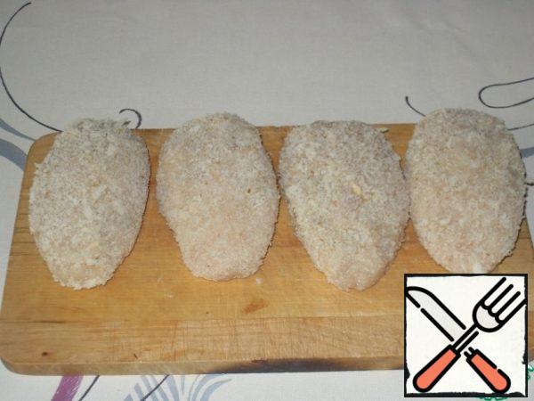 Carefully turning with a spatula, roll the balls in the crumbs.