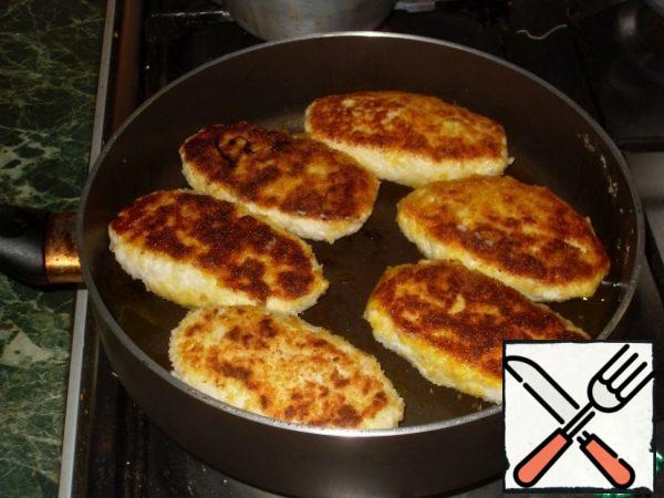 With the help of a spatula, gently transfer the zrazy to a preheated frying pan with vegetable oil and fry on both sides until Golden brown.