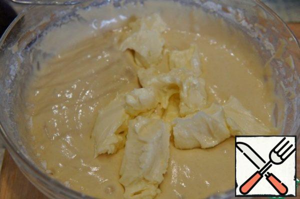 Then stir in the well-softened butter, add the remaining flour in parts to the desired dough consistency, mix well. You can beat it with a mixer.
I put 250 g of flour, and the dough turned out to be thick, it was difficult to knead it and the marble pattern did not turn out very well. Adjust the consistency yourself, it depends on the size of the eggs you use.
